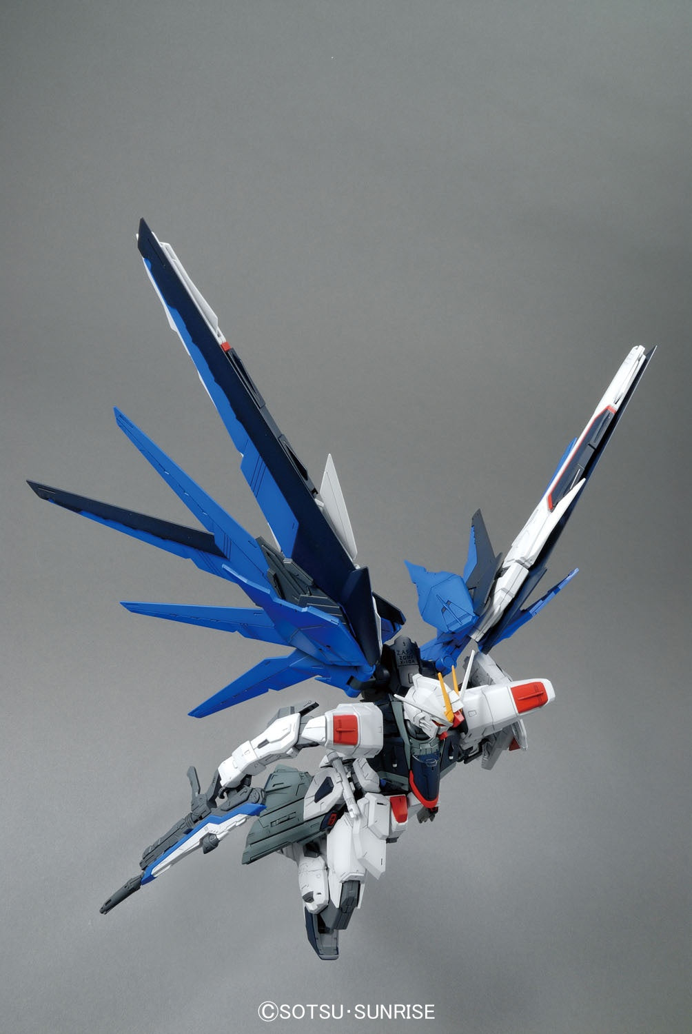 IN STOCK MG 1/100 Freedom Gundam Ver.2.0