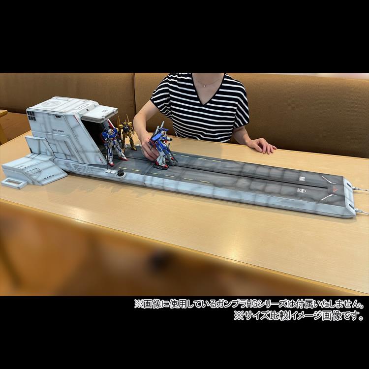 PREORDER Mobile Suit Gundam Realistic Model Series 1/144 Scale Gundam ZZ Nahel Argama Catapult Deck