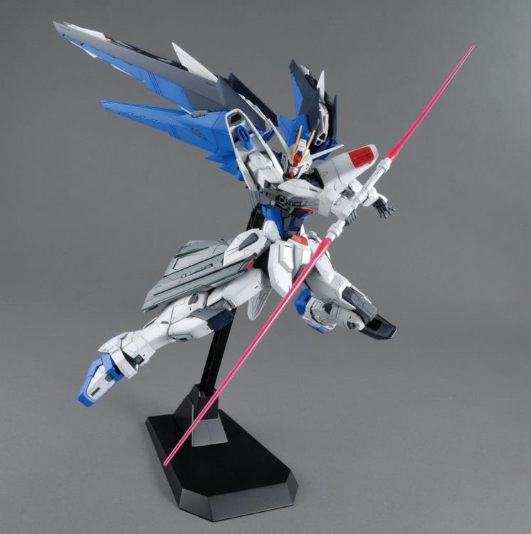 IN STOCK MG 1/100 Freedom Gundam Ver.2.0