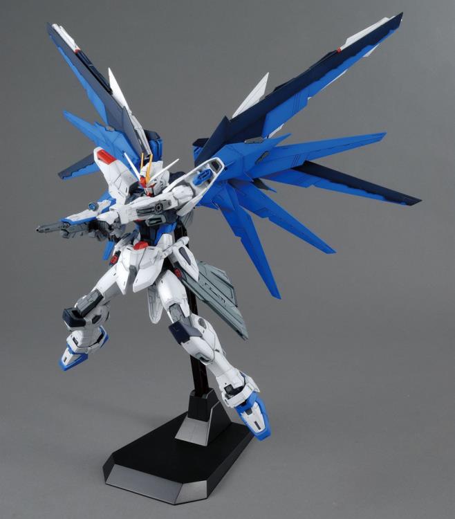 IN STOCK MG 1/100 Freedom Gundam Ver.2.0