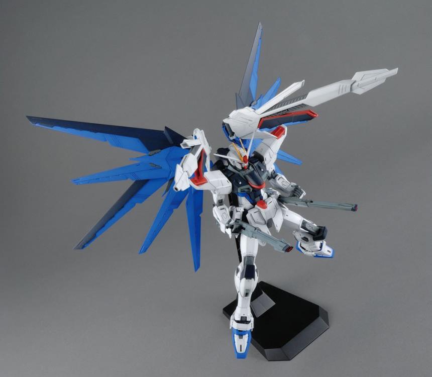 IN STOCK MG 1/100 Freedom Gundam Ver.2.0