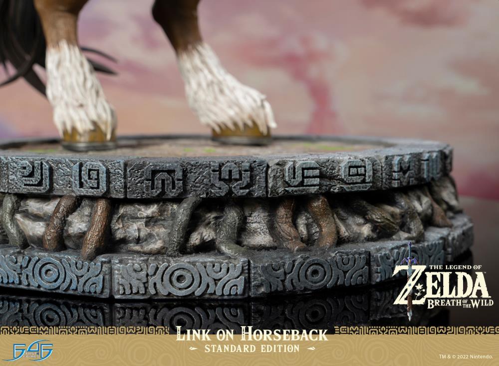 PREORDER The Legend of Zelda: Breath of the Wild Link on Horseback Statue - Standard Edition