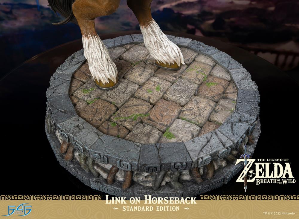 PREORDER The Legend of Zelda: Breath of the Wild Link on Horseback Statue - Standard Edition