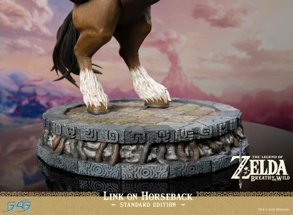 PREORDER The Legend of Zelda: Breath of the Wild Link on Horseback Statue - Standard Edition